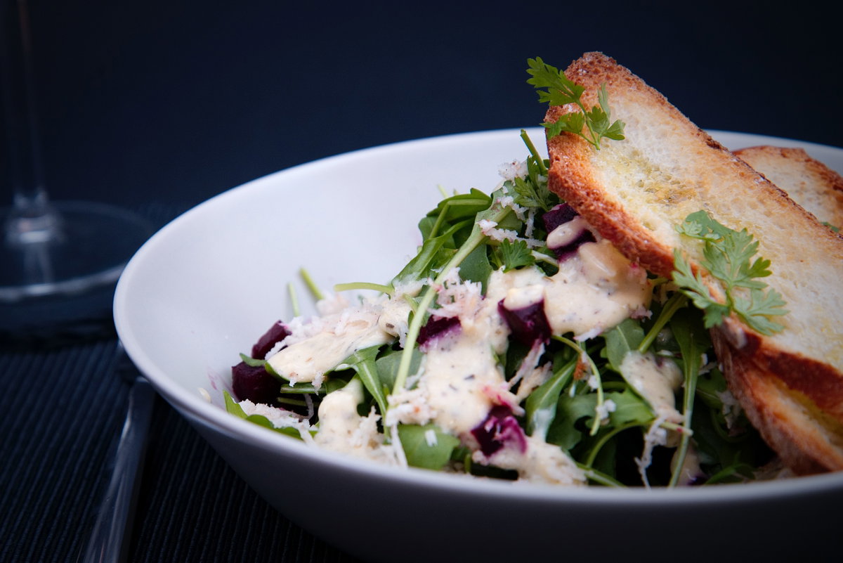 Nahaufnahme Salat mit geröstetem Brot und cremigem Dressing