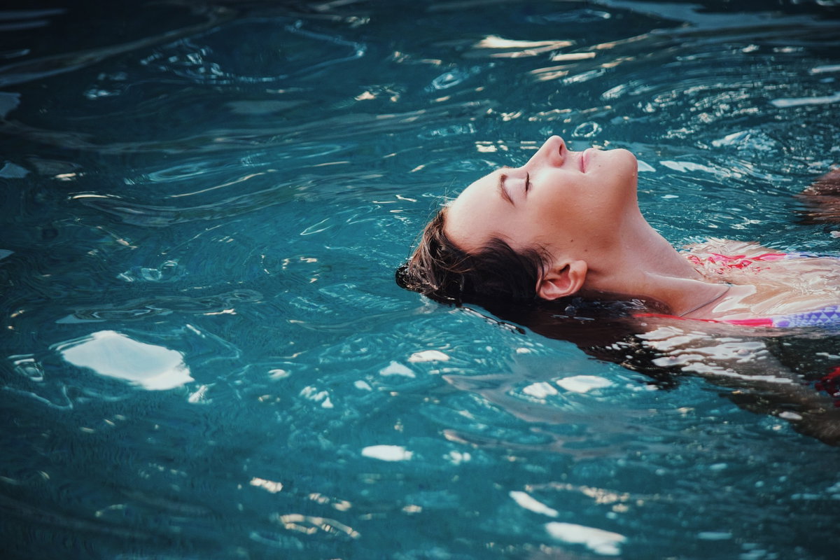 Frau im Wasser entspannt