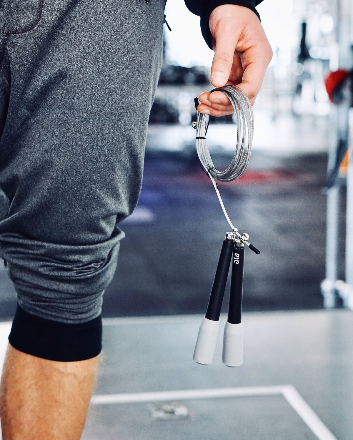 Nahaufnahme Mann mit Springseil im Gym