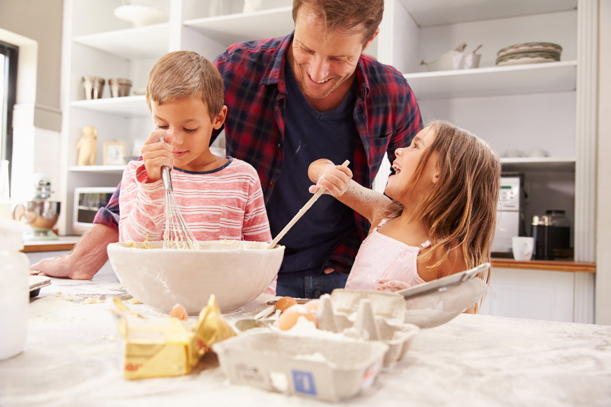 Vater backt zusammen mit zwei Kindern