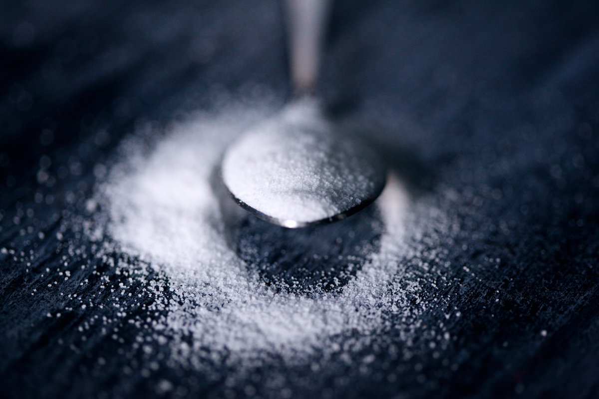 Durch den übermäßigen Konsum von zuckerhaltigen Lebensmitteln wird der Körper belastet.