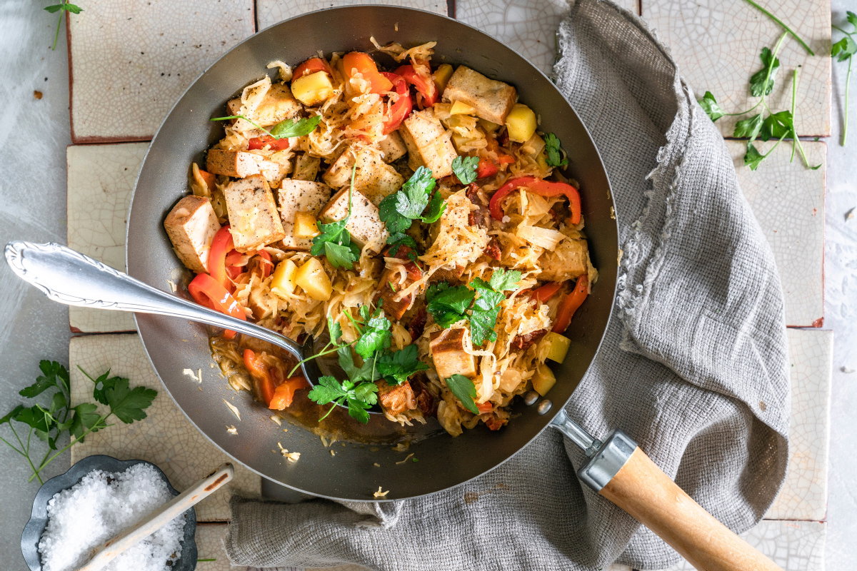 Sauerkrautpfanne mit Tofu und Kartoffeln