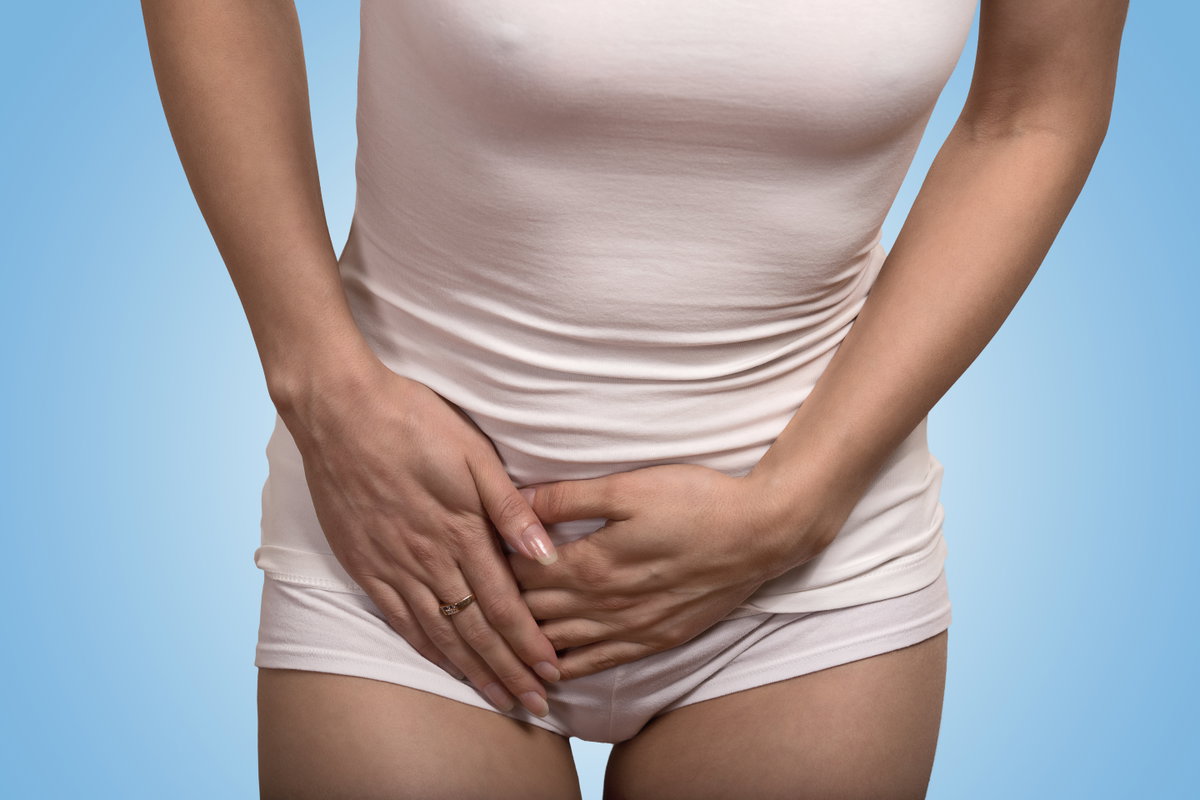 Frau mit Schmerzen im Unterbauch
