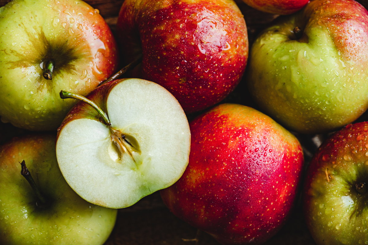 Einige Obstkerne, wie z.B. die Kerne von Äpfeln enthalten geringe Mengen an Cyanid.