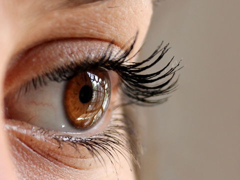 Dichte Wimpern: 3 Nährstoffe regen das Wimpernwachstum an