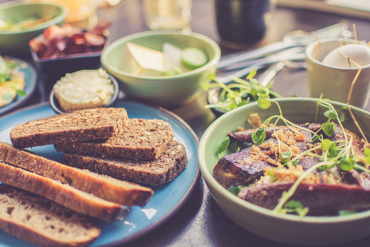 Brot und andere Frühstückszutaten auf dem Tisch