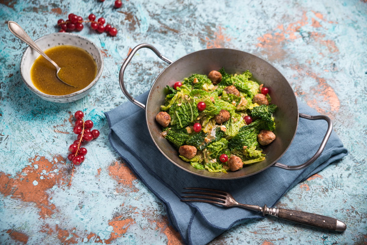 Wirsingsalat mit Salsiccia-Bällchen, Haselnüssen und Balsamico-Dressing