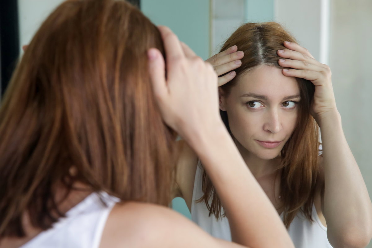 Frau begutachtet Haare