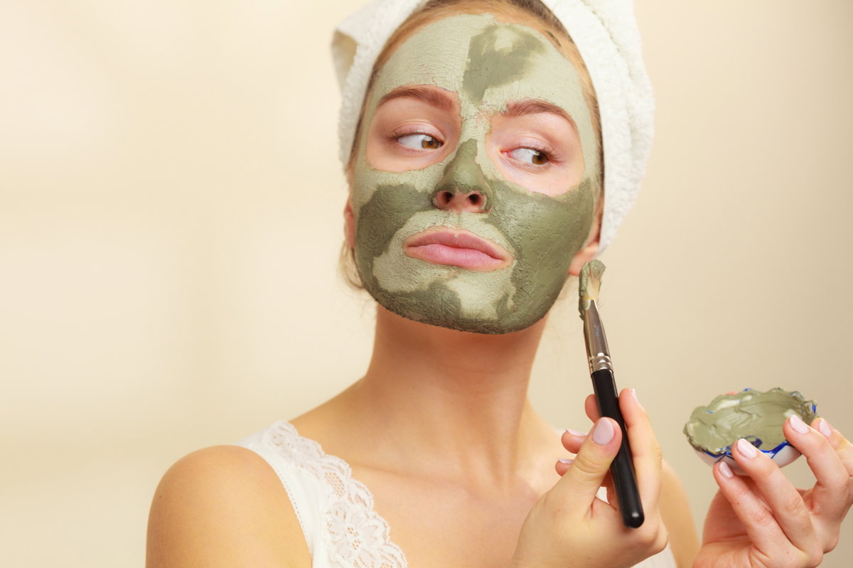 Frau mit Heilerde-Maske
