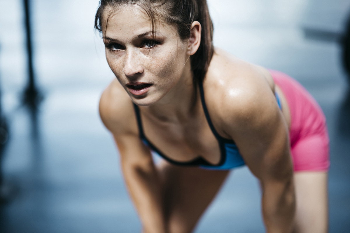 Erschöpfte Frau nach dem Training