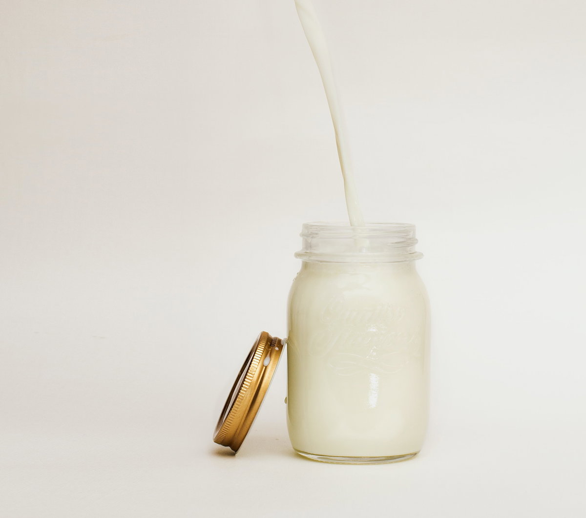 Glas mit Pflanzenmilch