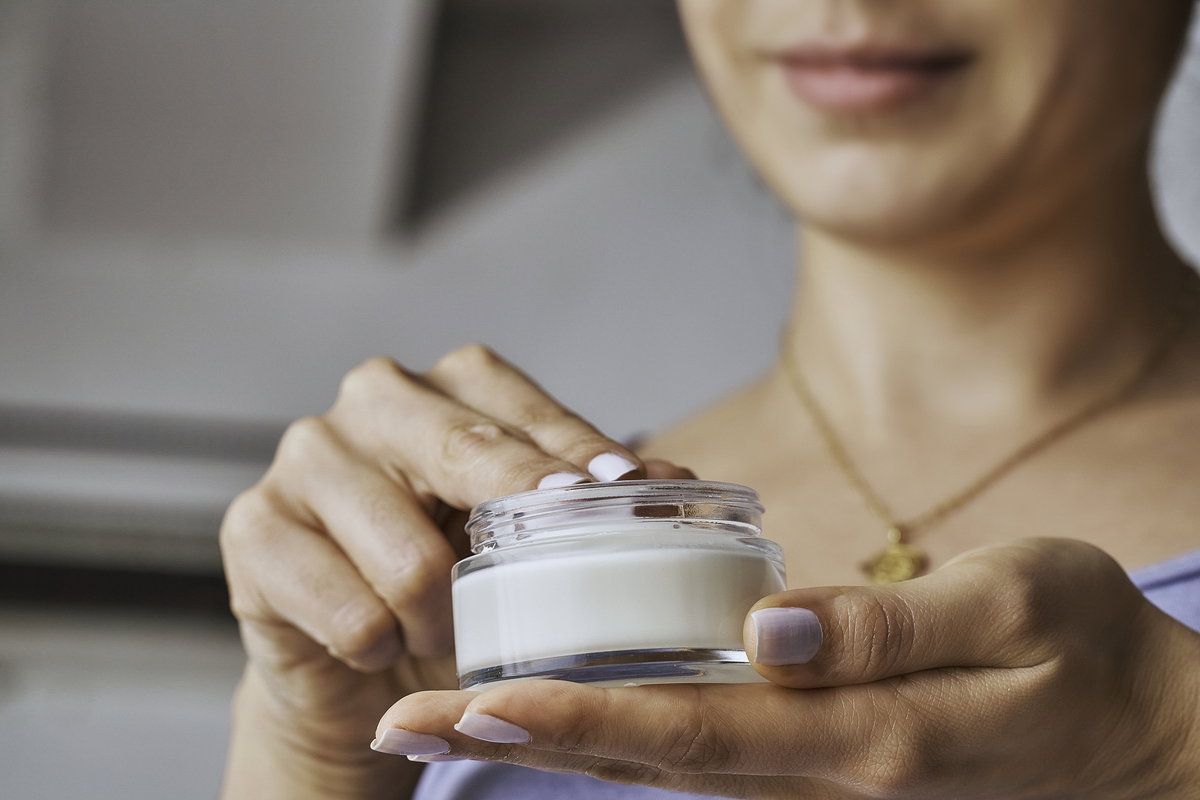 Junge Frau benutzt Deocreme