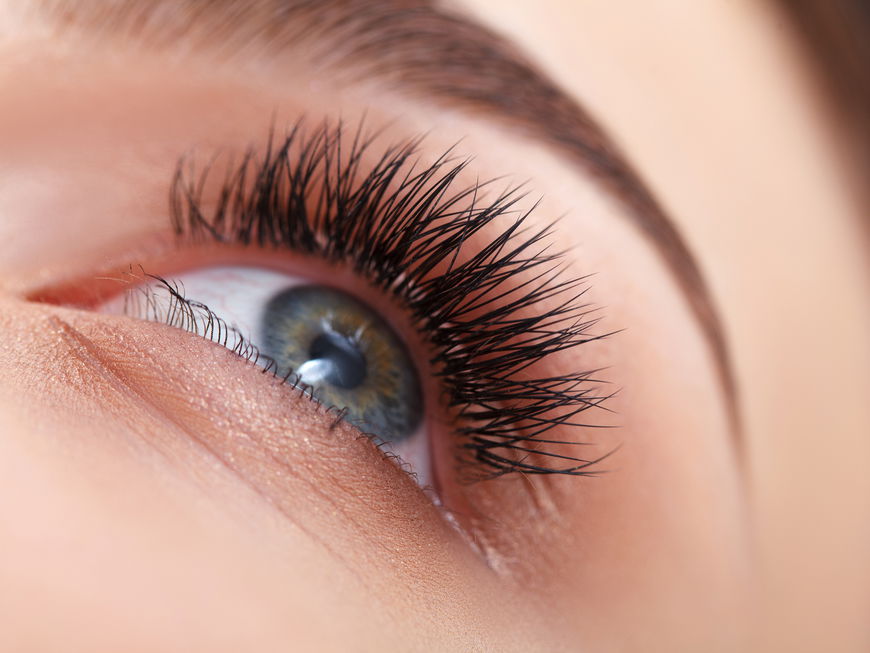 Dichte Wimpern: 6 Hausmittel regen das Wimpernwachstum an