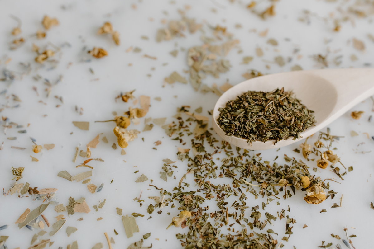 Getrockneter Oregano als Gewürz auf Löffel