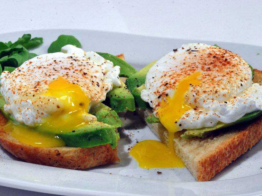 pochierte Eier auf Toast mit Avocado