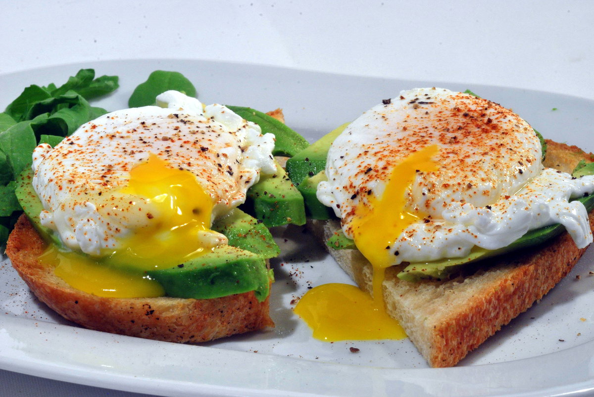 pochierte Eier auf Toast mit Avocado