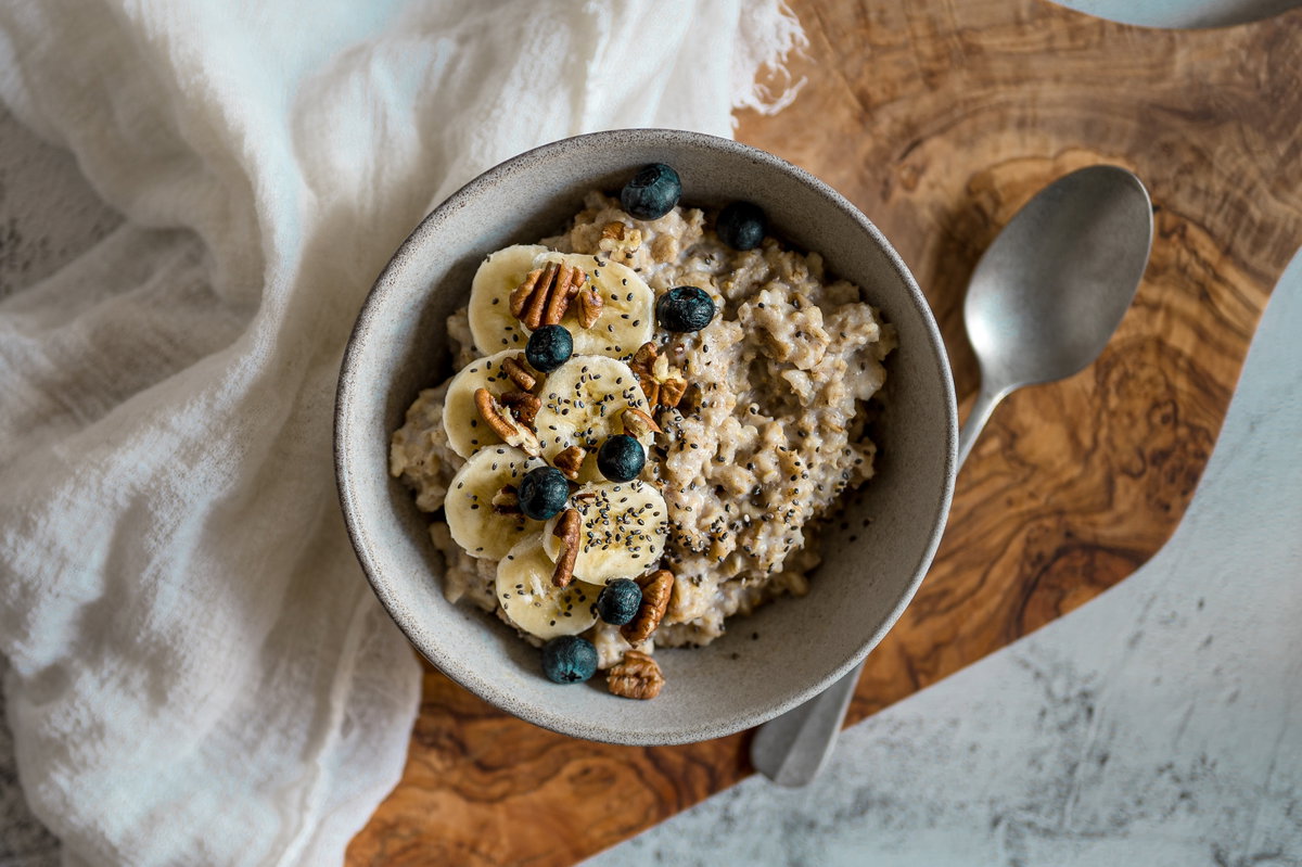 Porridge mit Obst und Nuessen