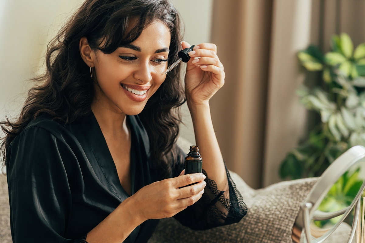 Frau trägt Retinol-Serum auf