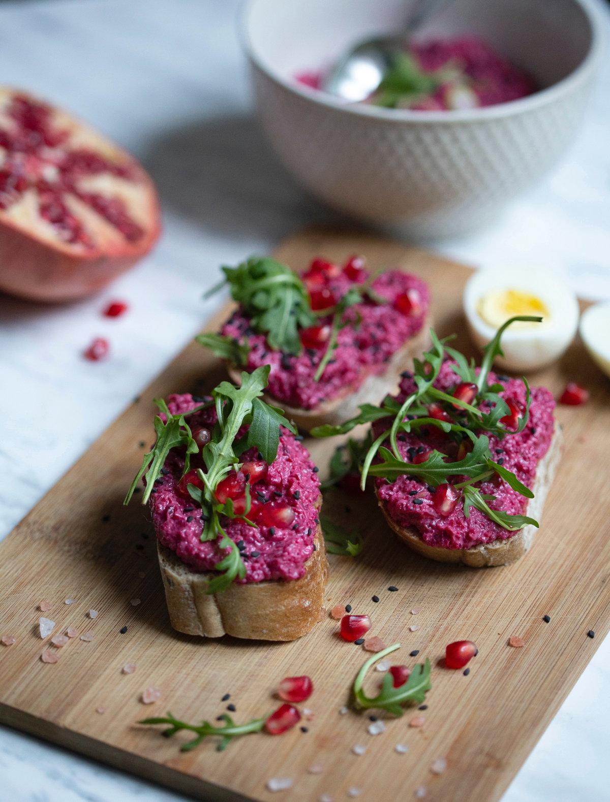 Rote-Beete-Aufstrich mit Granatapfelkernen