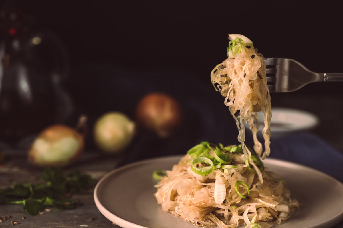 Sauerkrautgericht gerniert mit Lauchzwiebel