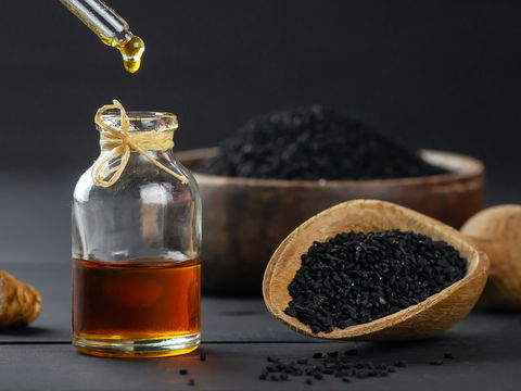 Schwarzkümmelöl: Anwendung, Tipps, Wirkung und Rezepte