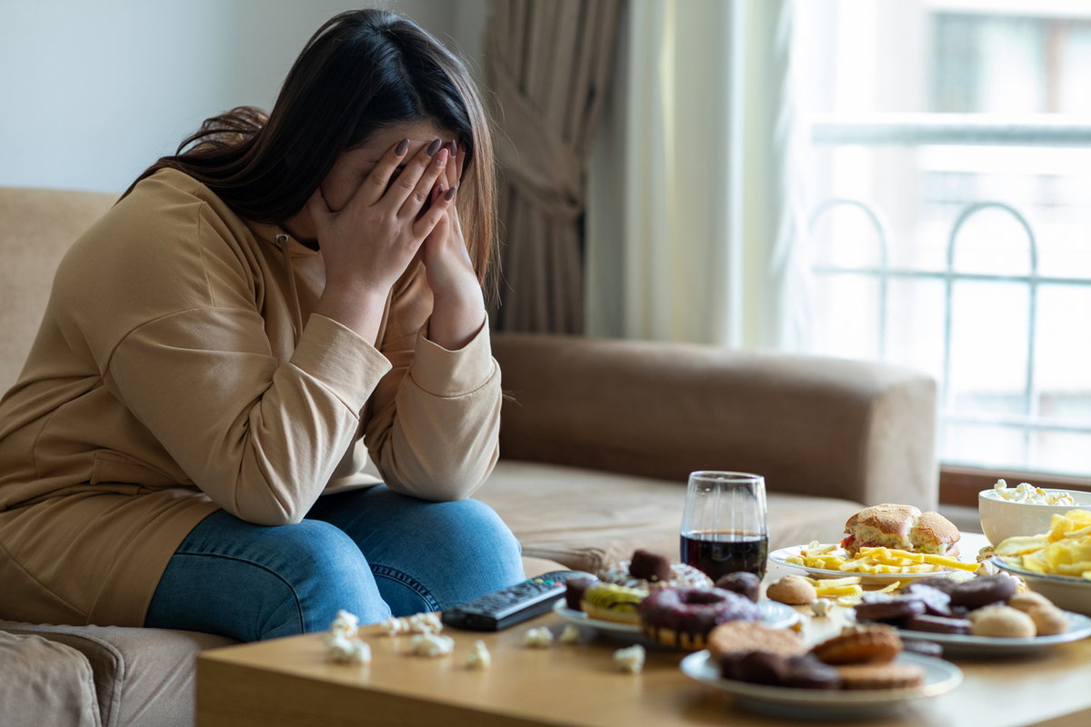 Frau schämt sich nach Essanfall