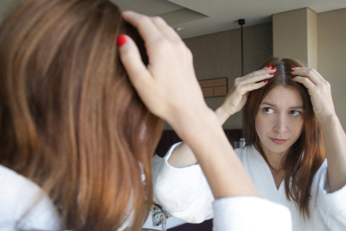 Frau betrachtet Haare