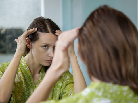 Geheimratsecken bei Frauen: Ursachen und hilfreiche Tipps