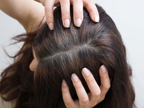 Graue Haare: Diese 5 Nährstoffe können fehlen