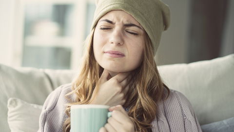 Kratzen im Hals: Ursachen, Hausmittel und wann zum Arzt