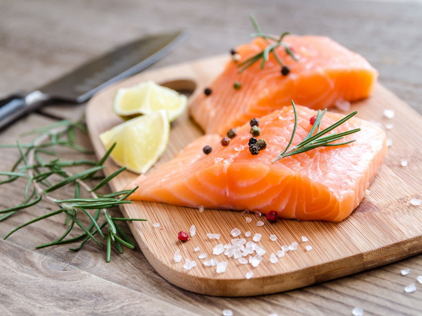 Roher Lachs auf einem Holzbrett