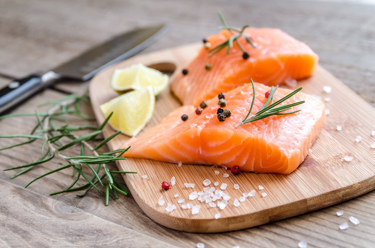 Roher Lachs auf einem Holzbrett
