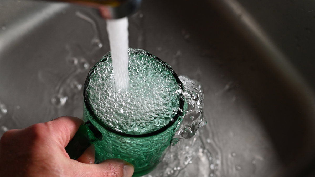 Leitungswasser wird in Glas gefüllt