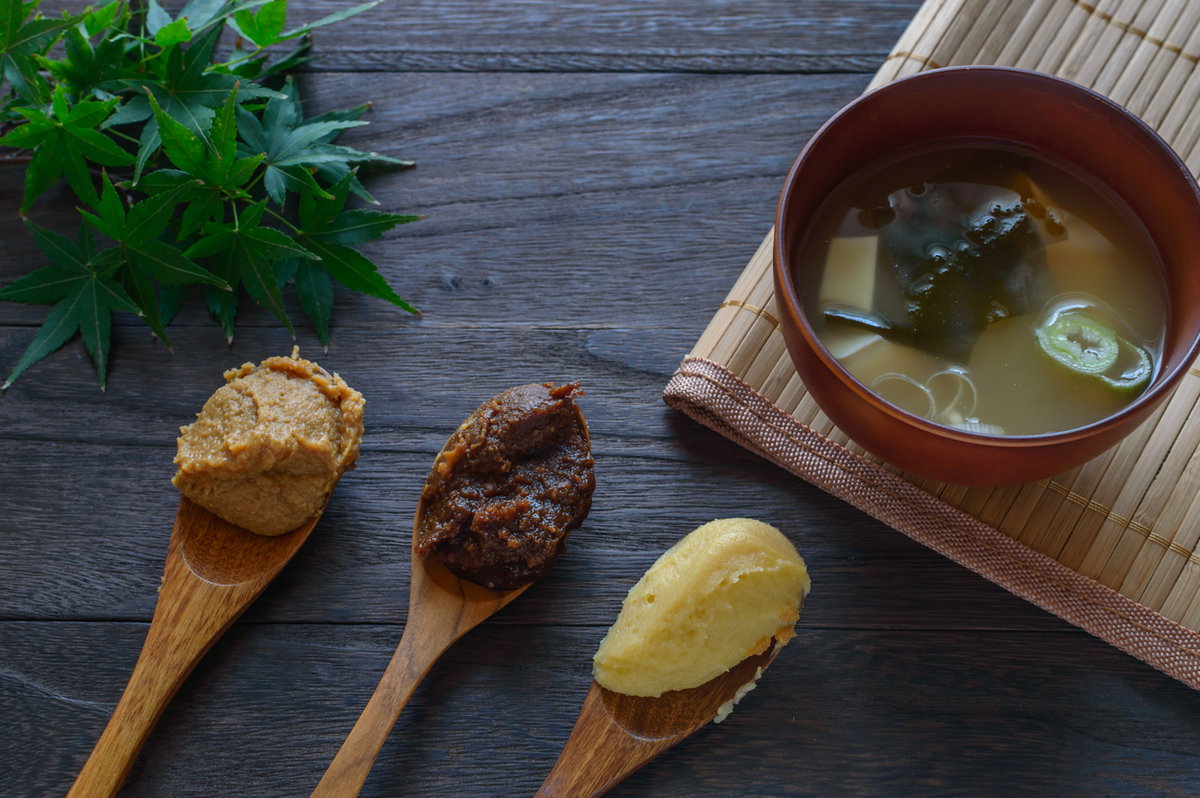 verschieden Miso-Pasten auf Holzlöffeln