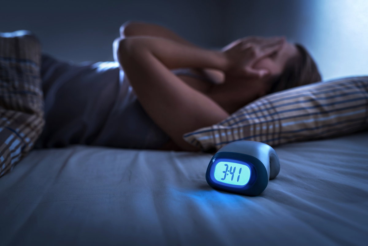 Frau mit Schlafstörungen im Bett