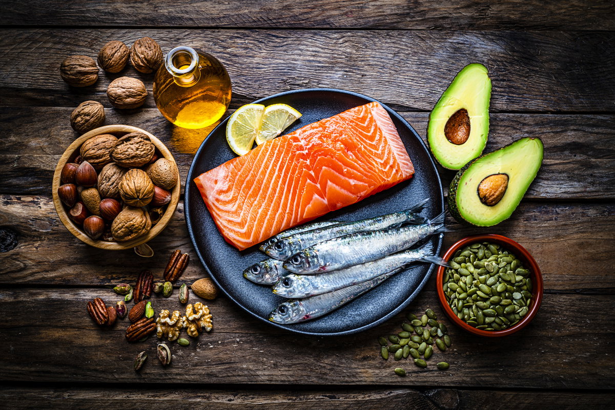 gesunde fettreiche Lebensmittel wie Fisch und Nüsse
