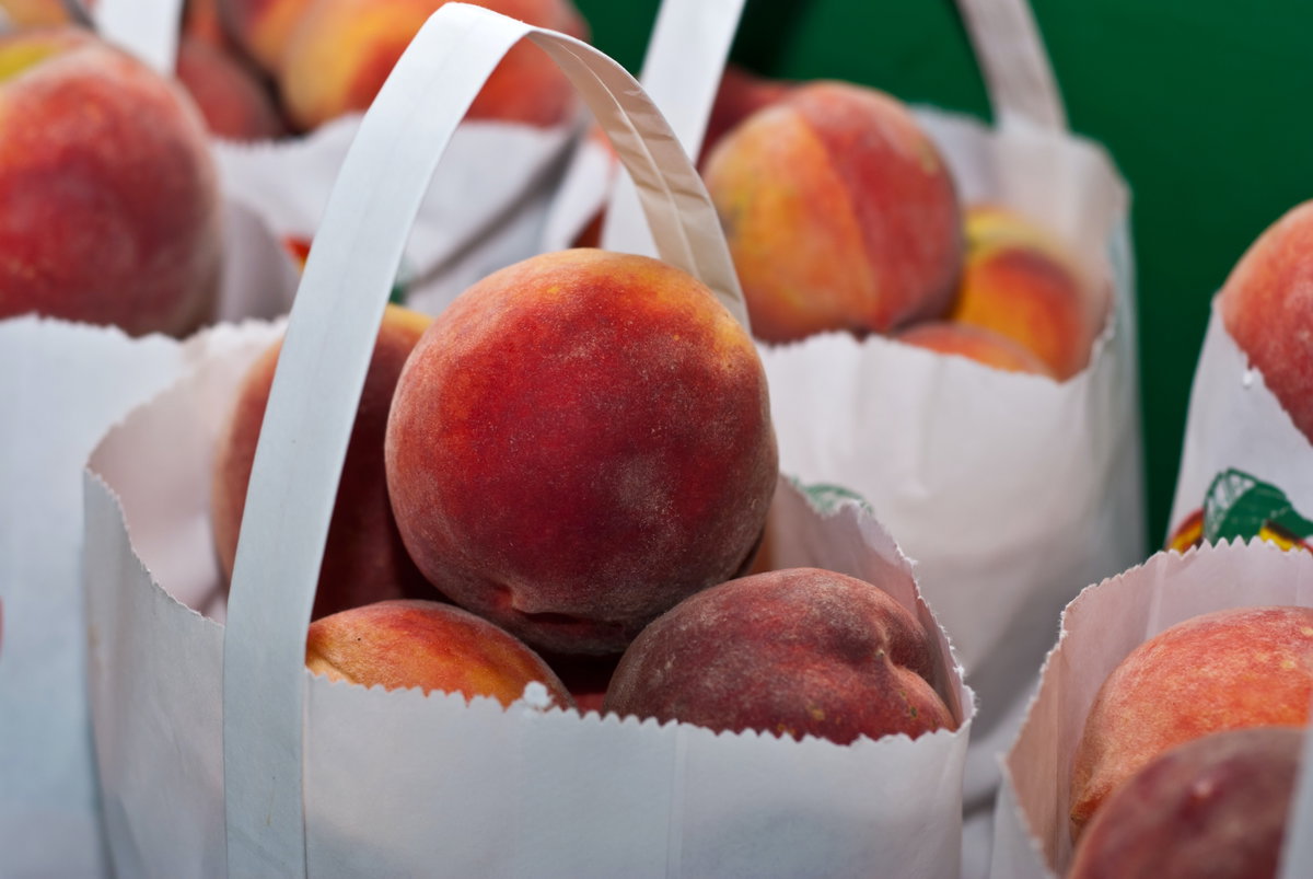 Pfirsiche enthalten hohe Mengen an Fruchtzucker und können bei manchen Menschen Blähungen verursachen.