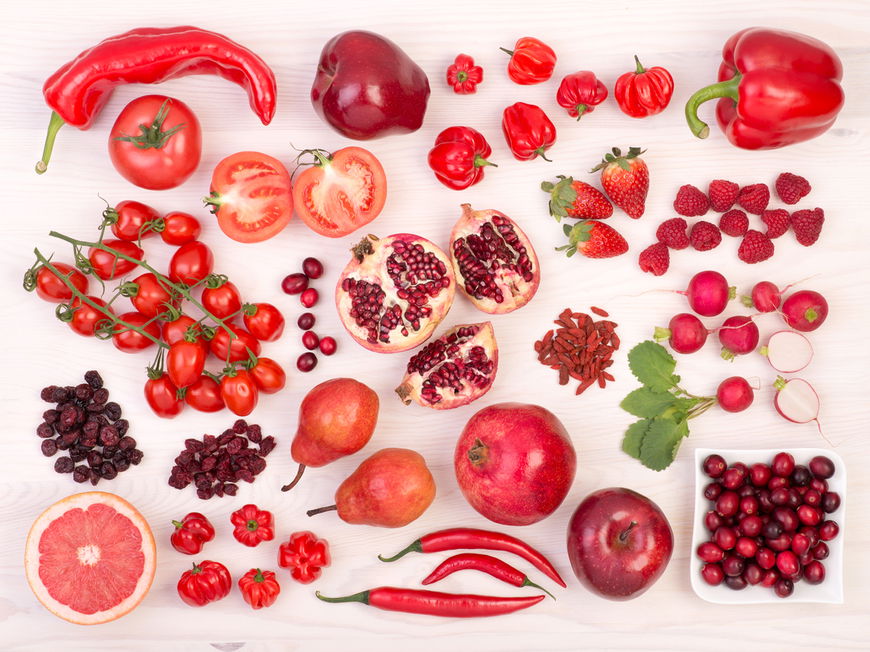 Flatlay von verschiedenen roten Gemüsesorten und Obststorten
