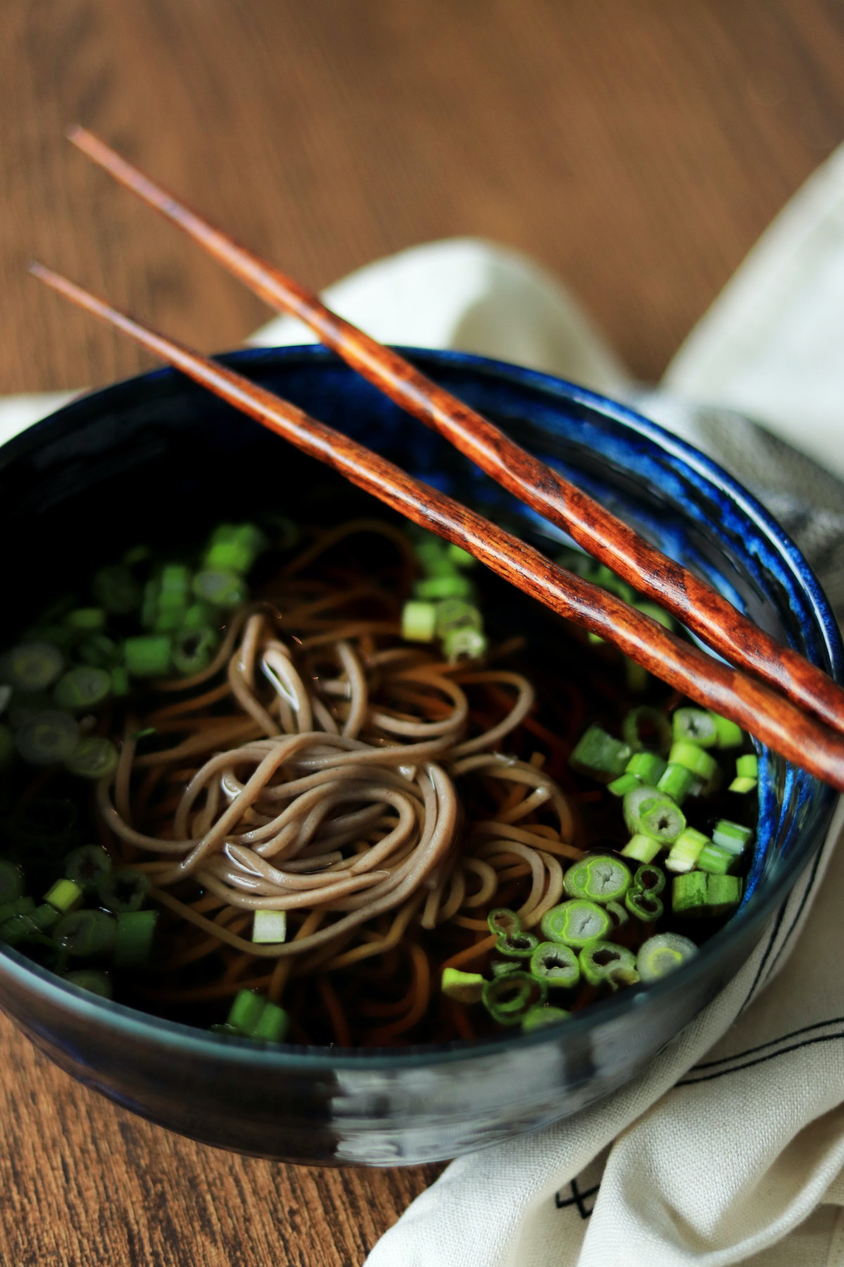 Soba-Nudeln in Brühe