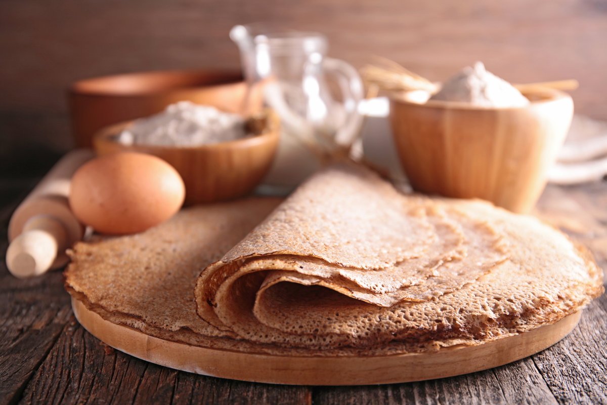 Buchweizen-Crêpes auf Holzbrett