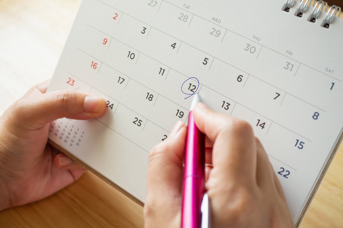 Frau berechnet ihren Eisprung am Kalender
