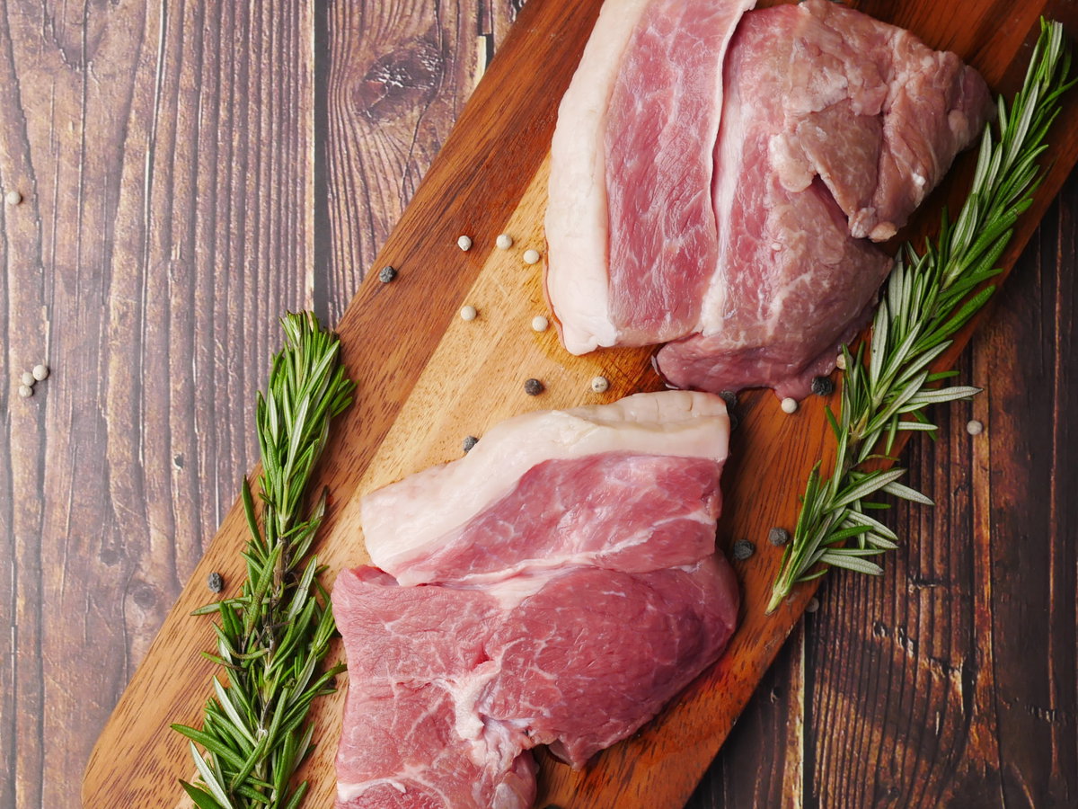 Rotes Fleisch auf Holzbrett