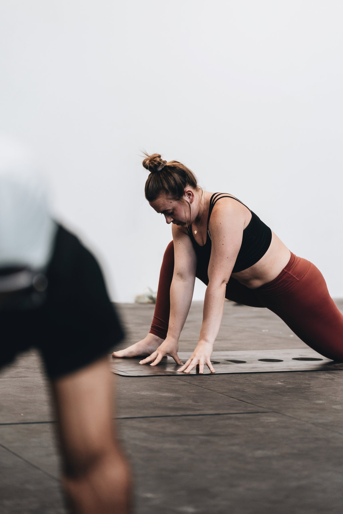 Frau dehnt Hüfte beim Yoga