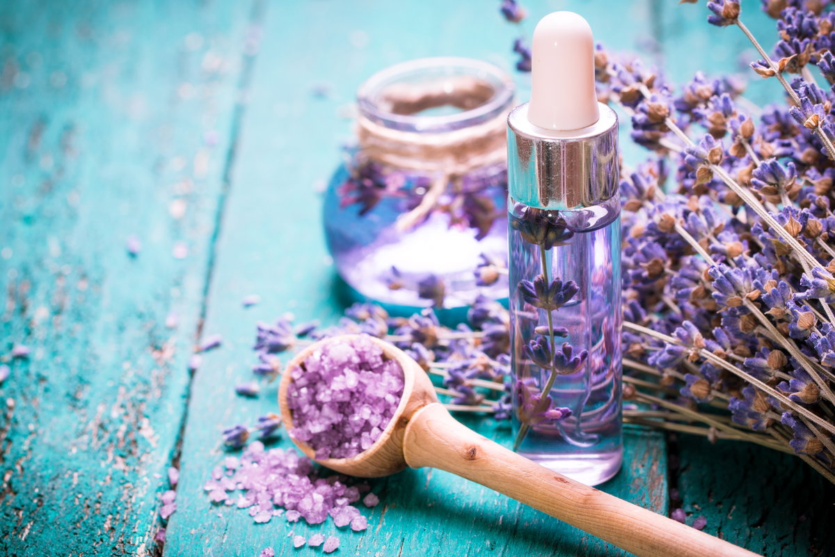 Kleines Fläschchen mit Parfümöl und Lavendel