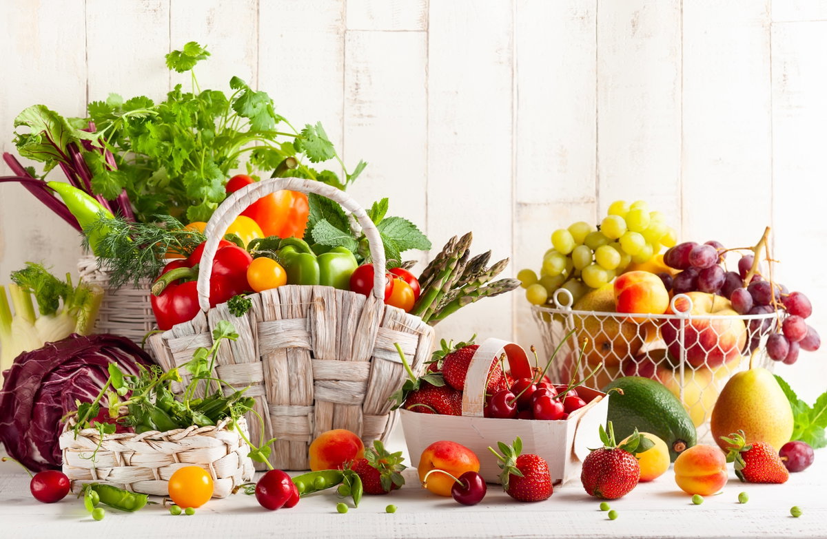 Verschiedenes Obst und Gemüse in Körben