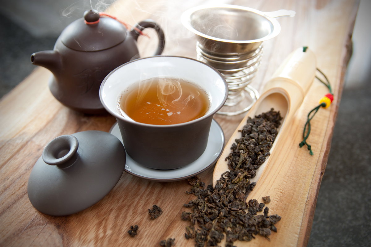 Tasse Oolong Tee mit getrockneten Blättern