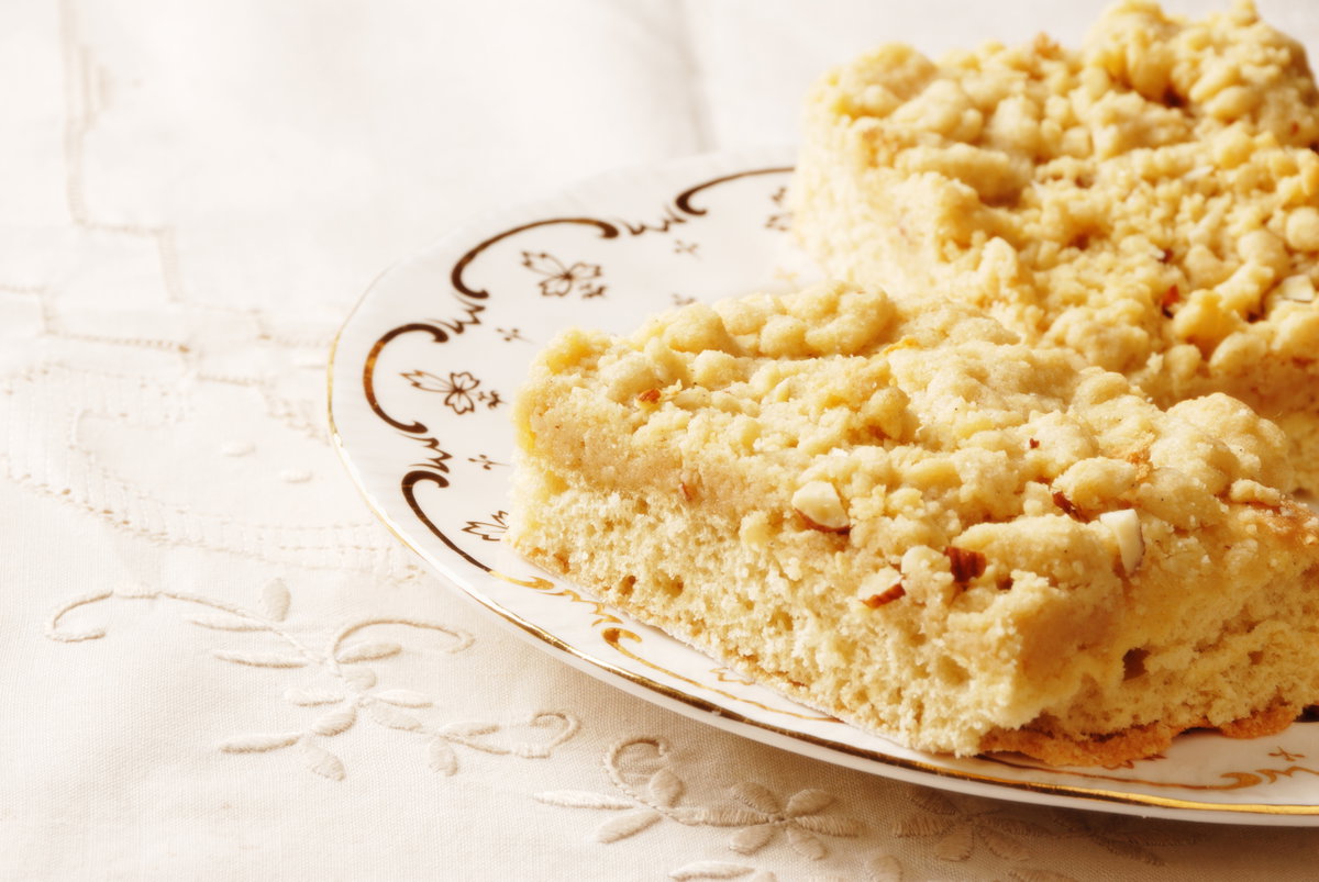 buttriger, frischer Streuselkuchen auf Teller