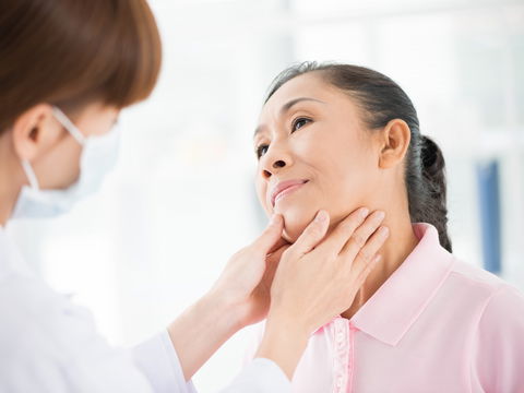 Symptome, Ursachen und Behandlung eines Knotens in der Schilddrüse