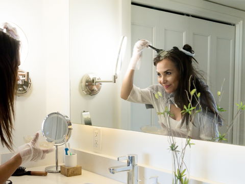 Graue Haare färben: Die 5 besten nachhaltigen Produkte für Ihre Silbermähne