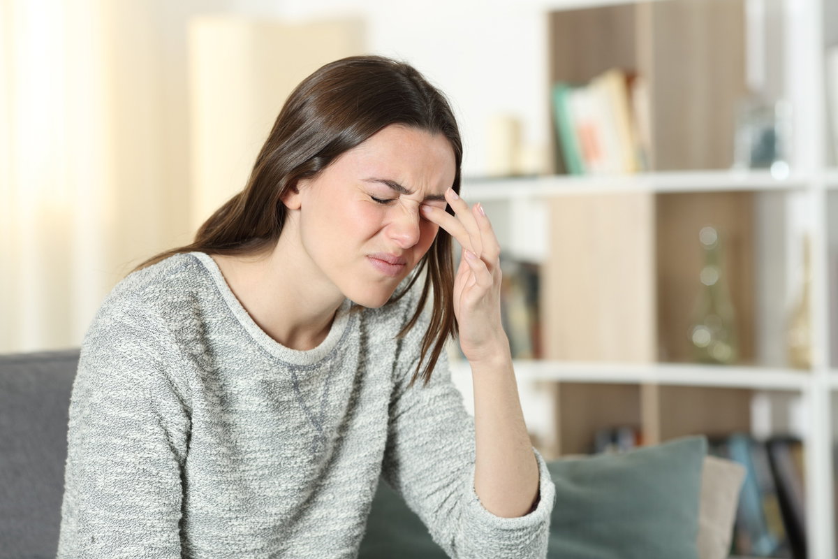 Frau mit Schermzen im Auge